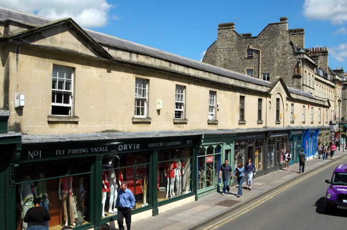 Shops on the Pulteney Bridge  By Erebus555 at English Wikipedia [CC BY-SA 3.0 (http://creativecommons.org/licenses/by-sa/3.0) or GFDL (http://www.gnu.org/copyleft/fdl.html)], via Wikimedia Commons
